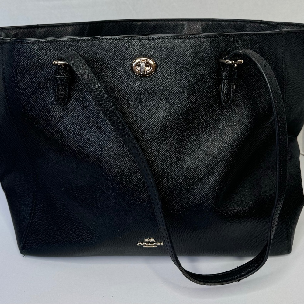 COACH TURN-LOCK SAFFIANO LEATHER LARGE TOTE BAG - Black/Gold